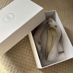 1901 Gray Heels Elegant and Versatile